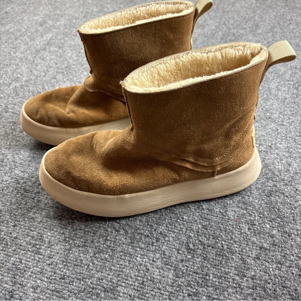UGG Women’s Classic Boom Bootie Slip On Camel/Cream Winter Boots size: 9